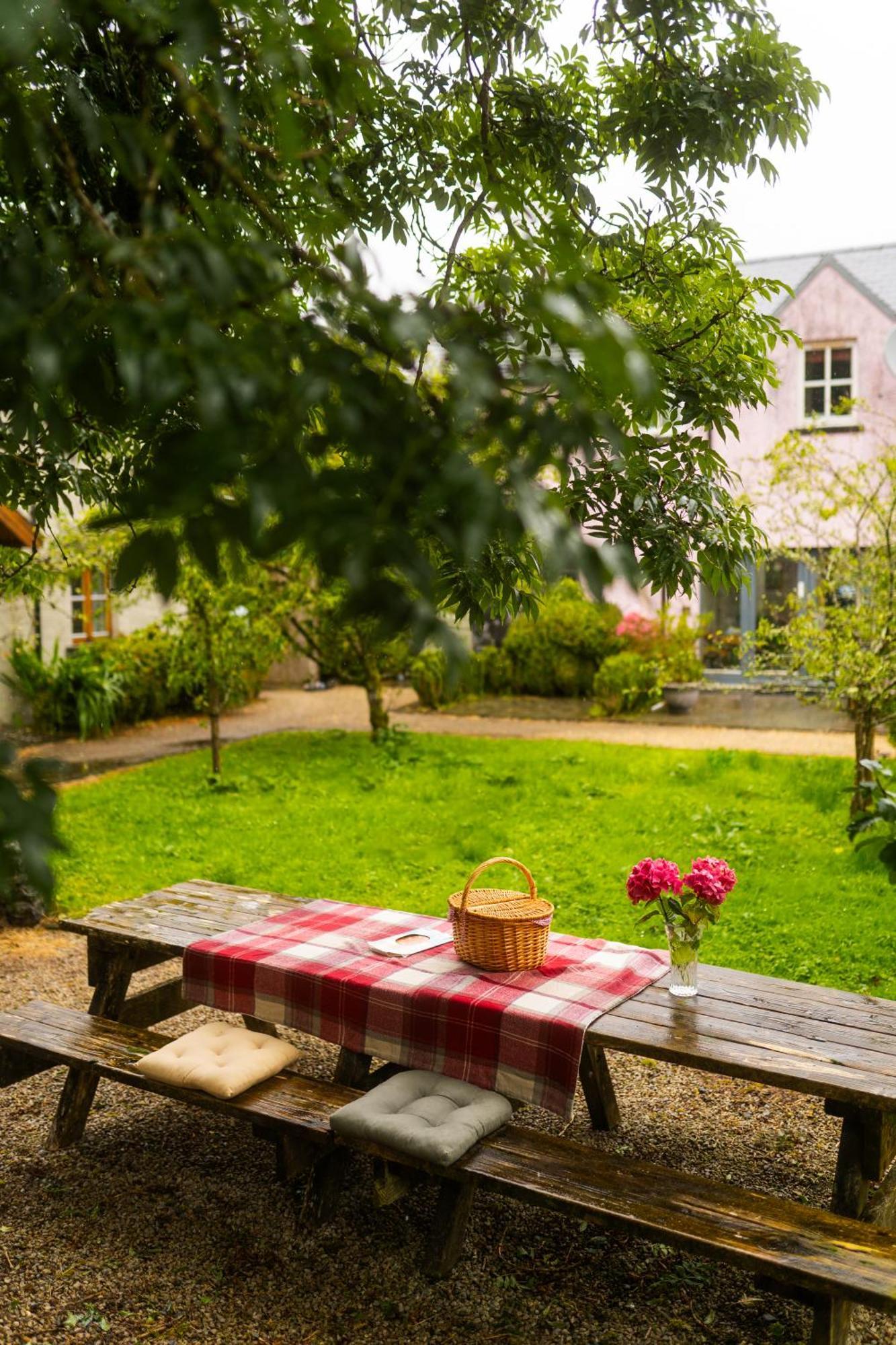 Burren Court Lodge Ballyvaughan Exteriör bild