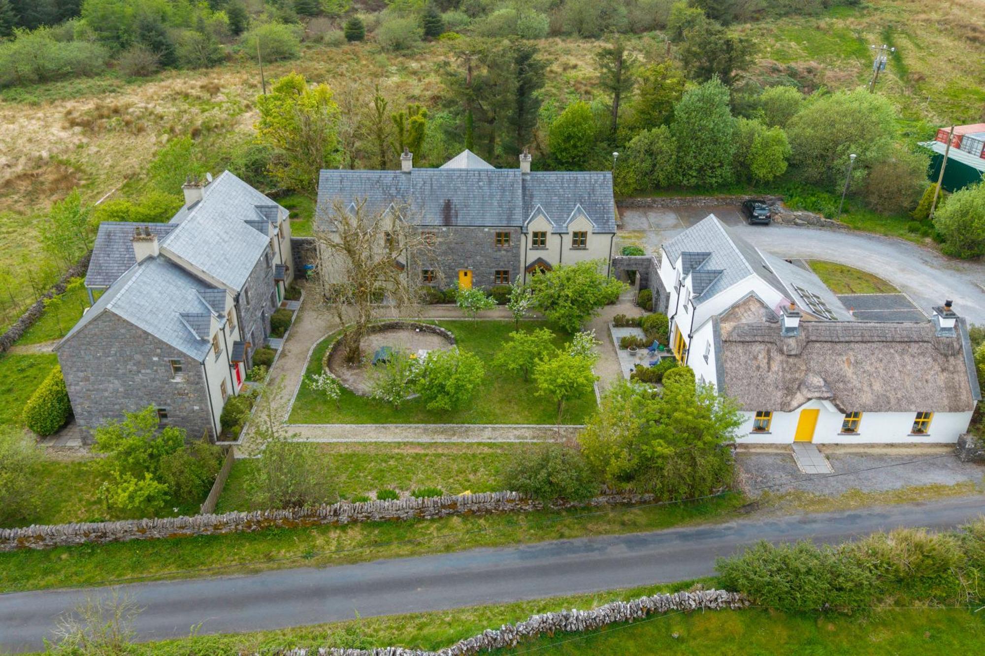 Burren Court Lodge Ballyvaughan Exteriör bild